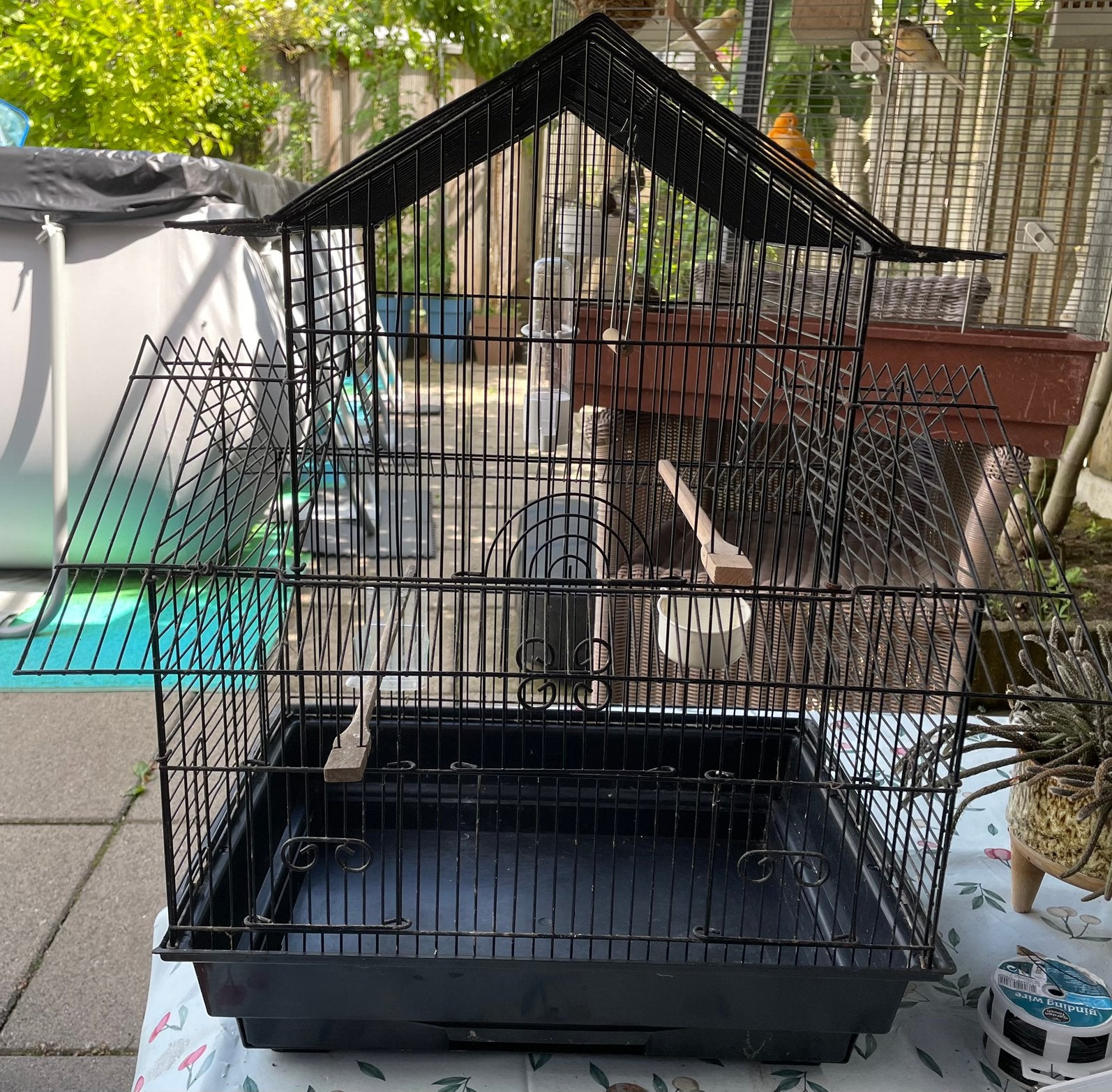 Mooi prachtig vogelkooi met toebehoren te koop, Dieren en Toebehoren, Ophalen, Gebruikt, Metaal, Vogelkooi