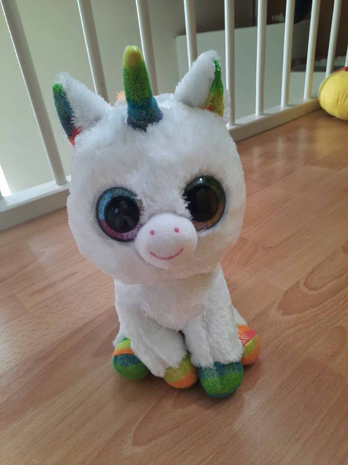 Eenhoorn knuffel met glitter ogen en regenboog details, Eenhoorn, Ophalen of Verzenden, Middelgroot (20 tot 80 cm), Wit