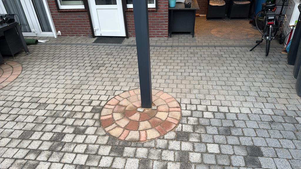 Ca. 40 m2 getrommelde beton bestrating incl. 3 cirkels, Ophalen, Gebruikt