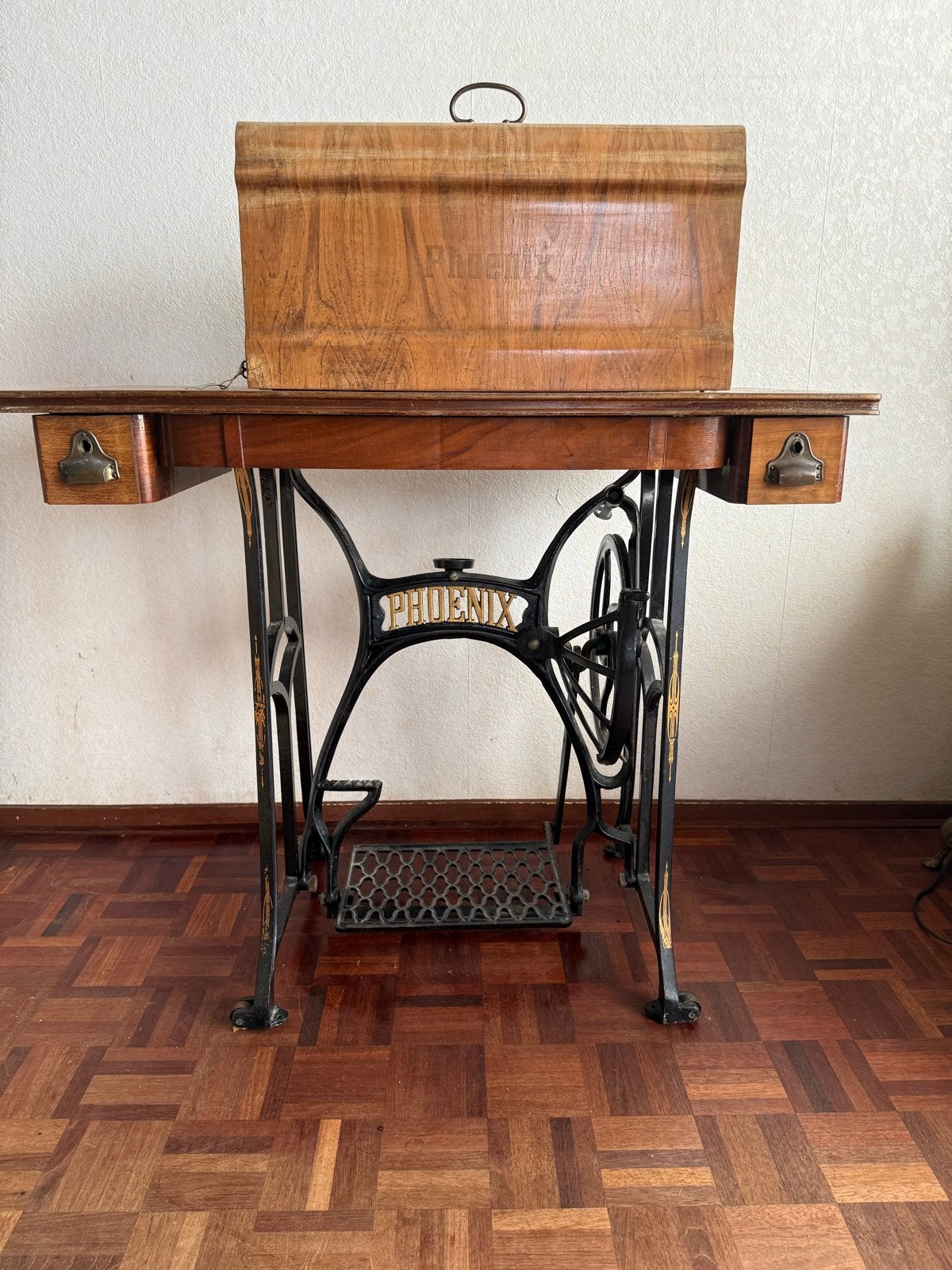 Antieke Phoenix Naaimachine met Houten Kast en Pedalen, Ophalen, Gebruikt, Naaimachine, Overige merken