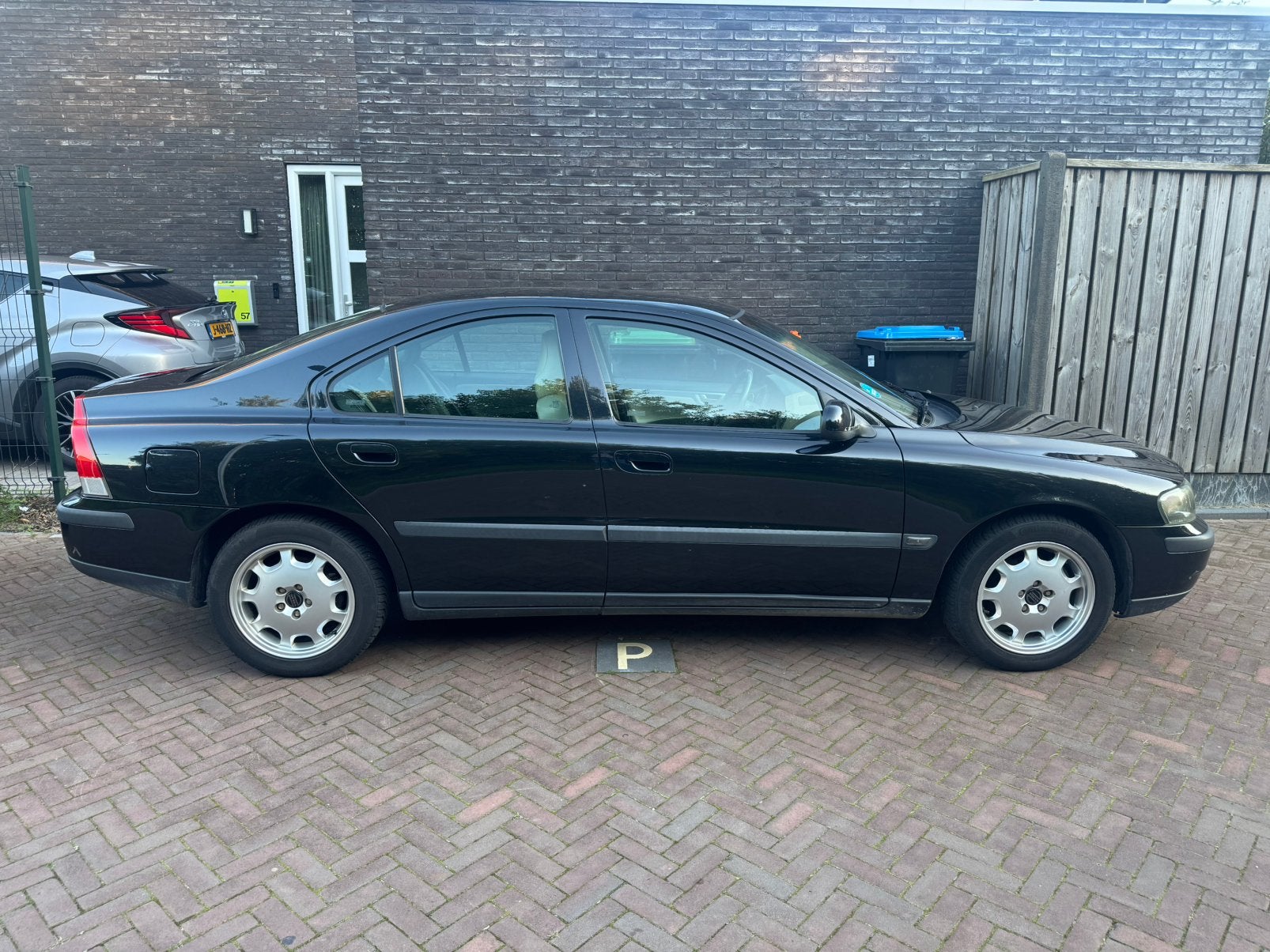 Volvo s60 2.4 140PK 2003 zwart, Voorwielaandrijving, Dealer onderhouden, Beige, Leder en Stof