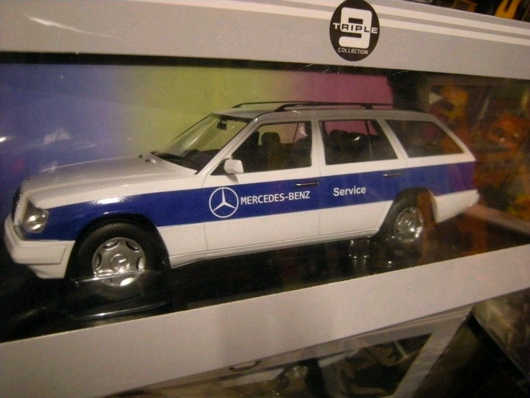 Triple9 Mercedes-Benz E300 E klasse T Modell(S124) 1:18, Ophalen of Verzenden, Zo goed als nieuw