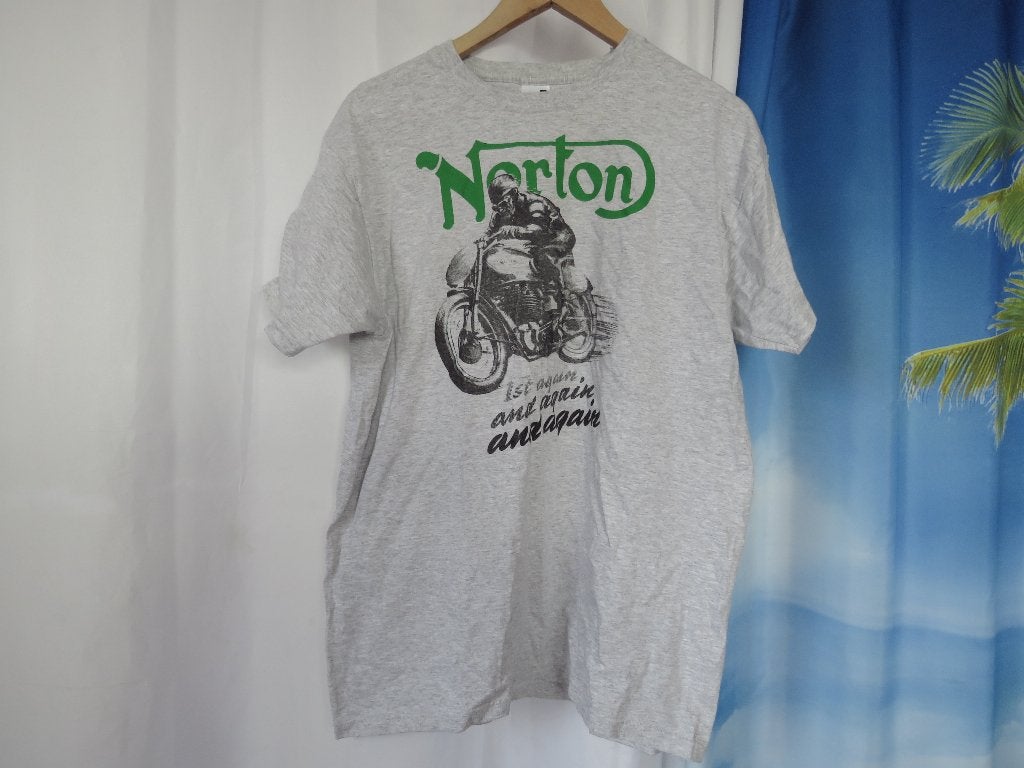 grijs t-shirt Norton 1st again mt L Fruit of the Loom, Kleding | Heren, T-shirts, Maat 48/50 (M), Ophalen of Verzenden, Zo goed als nieuw