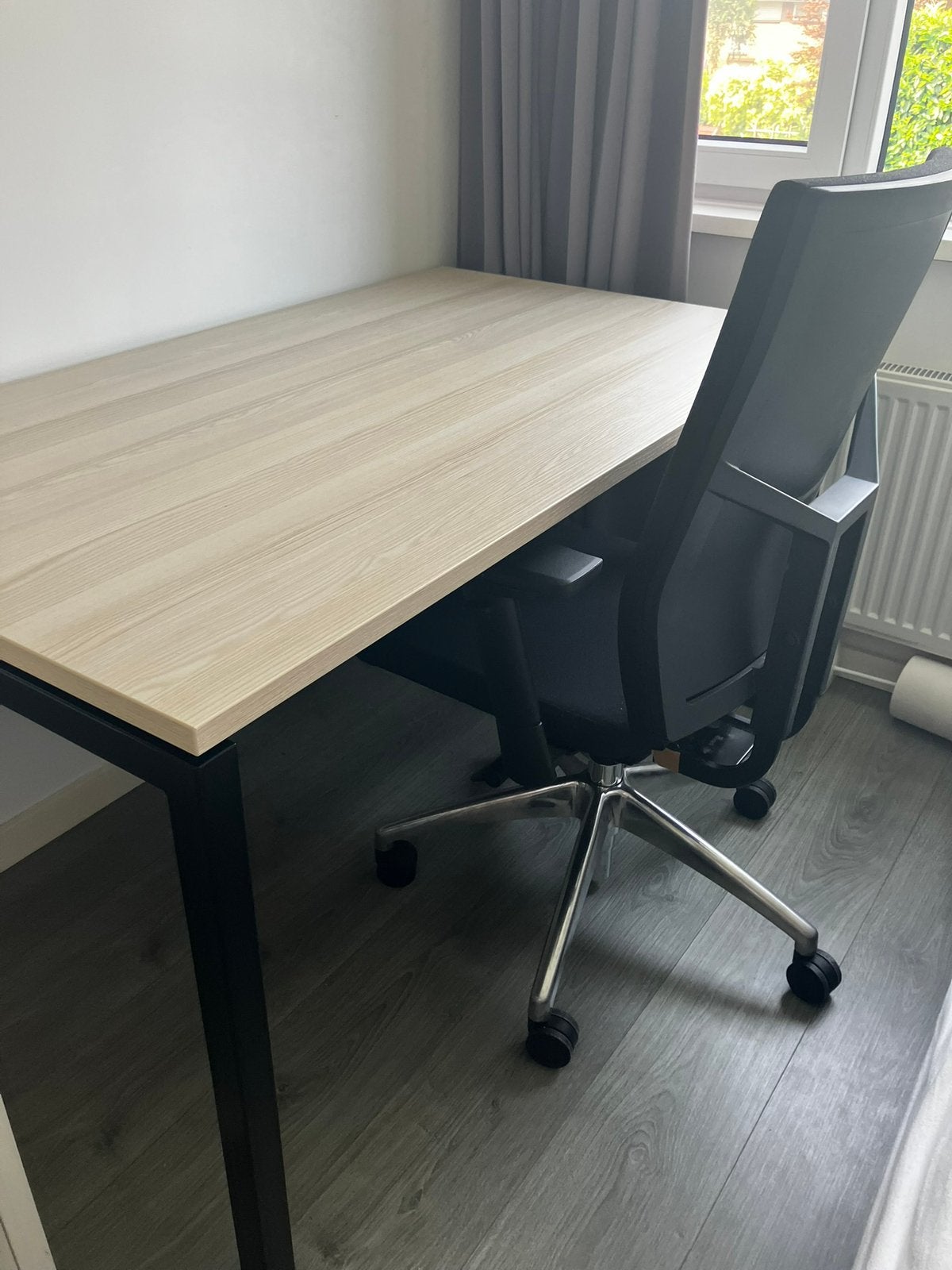 Buro zwart met hout look blad, Ophalen, In hoogte verstelbaar, Zo goed als nieuw
