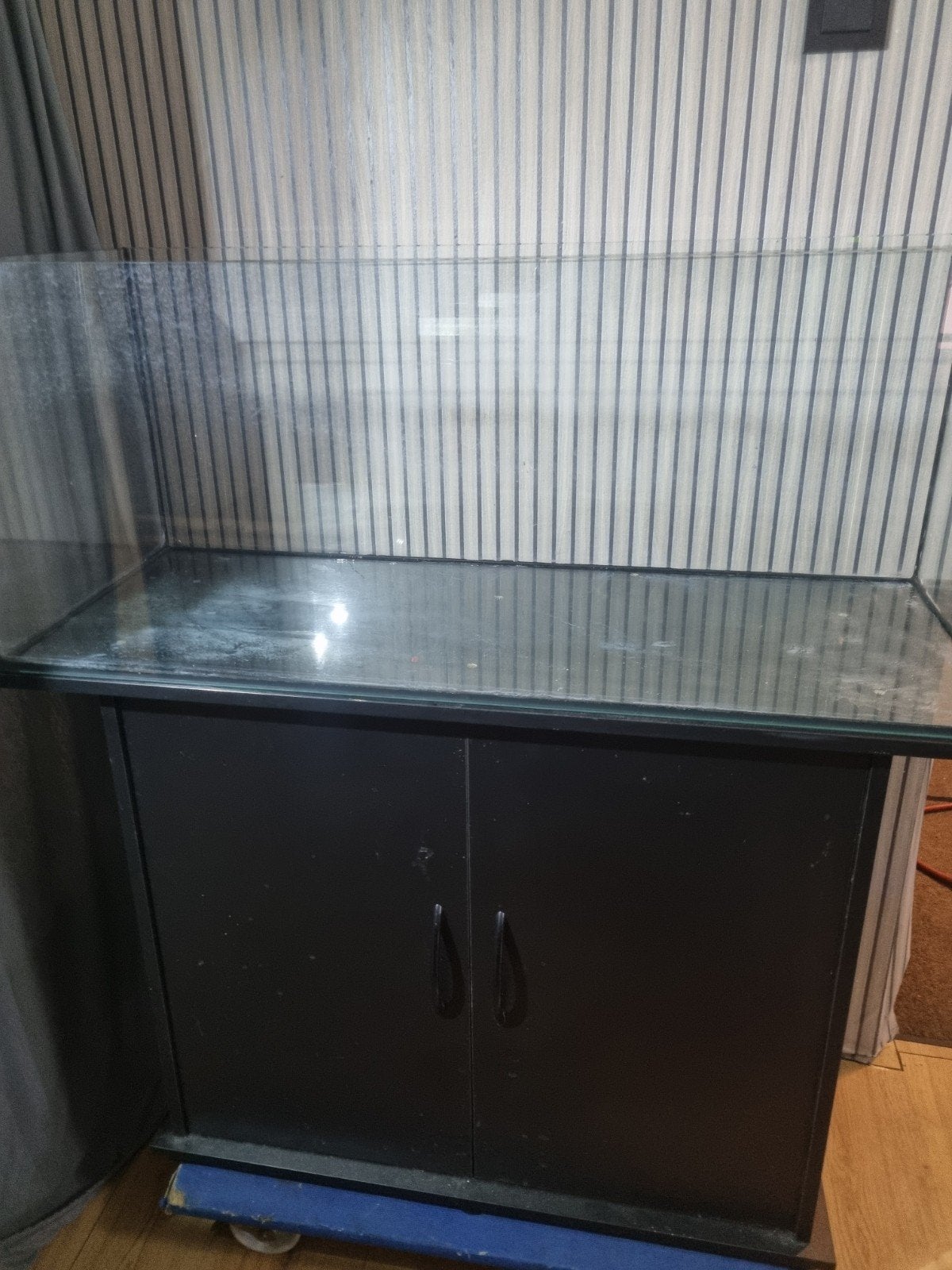Aquarium met onderkast, Ophalen, Leeg aquarium