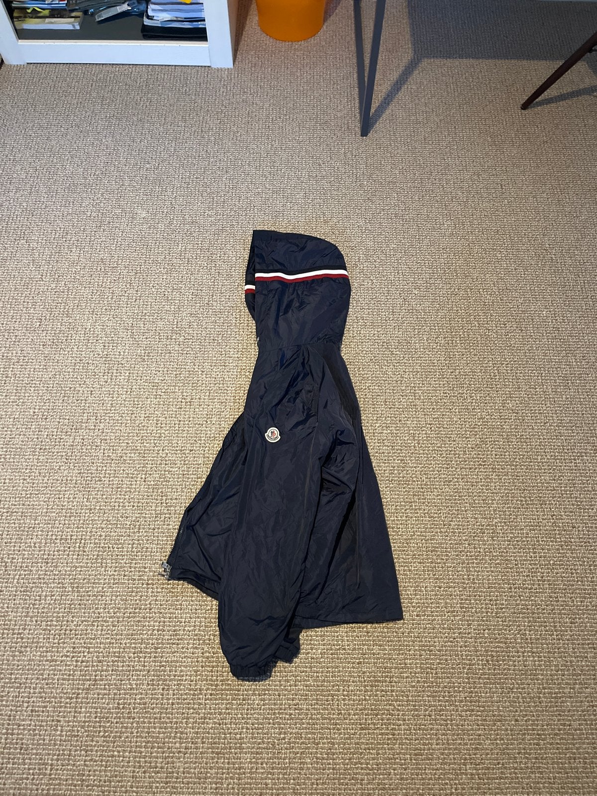 Moncler windjack - Donkerblauw met streepdetails, Ophalen of Verzenden, Zo goed als nieuw, Maat 46 (S) of kleiner, Blauw