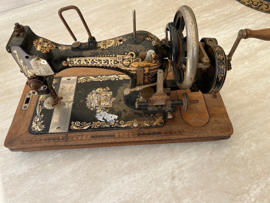 Antieke naaimachine, Ophalen