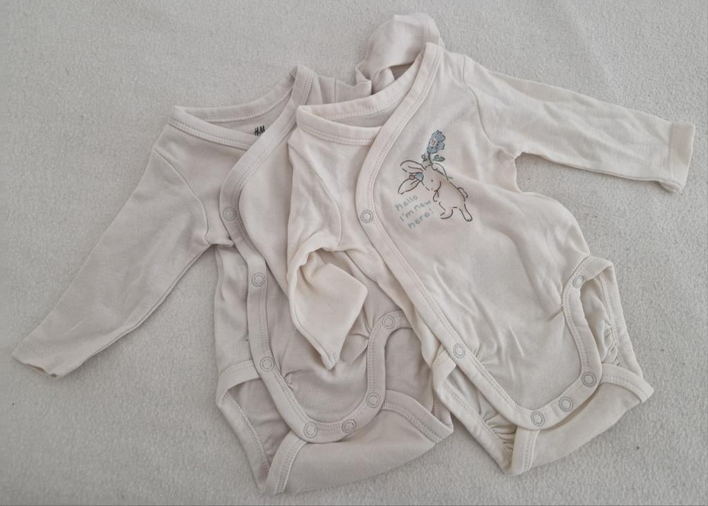2 x overslag rompertjes maat 50 beige creme h&m baby romper, Kinderen en Baby's, Babykleding | Maat 50, Nacht- of Onderkleding