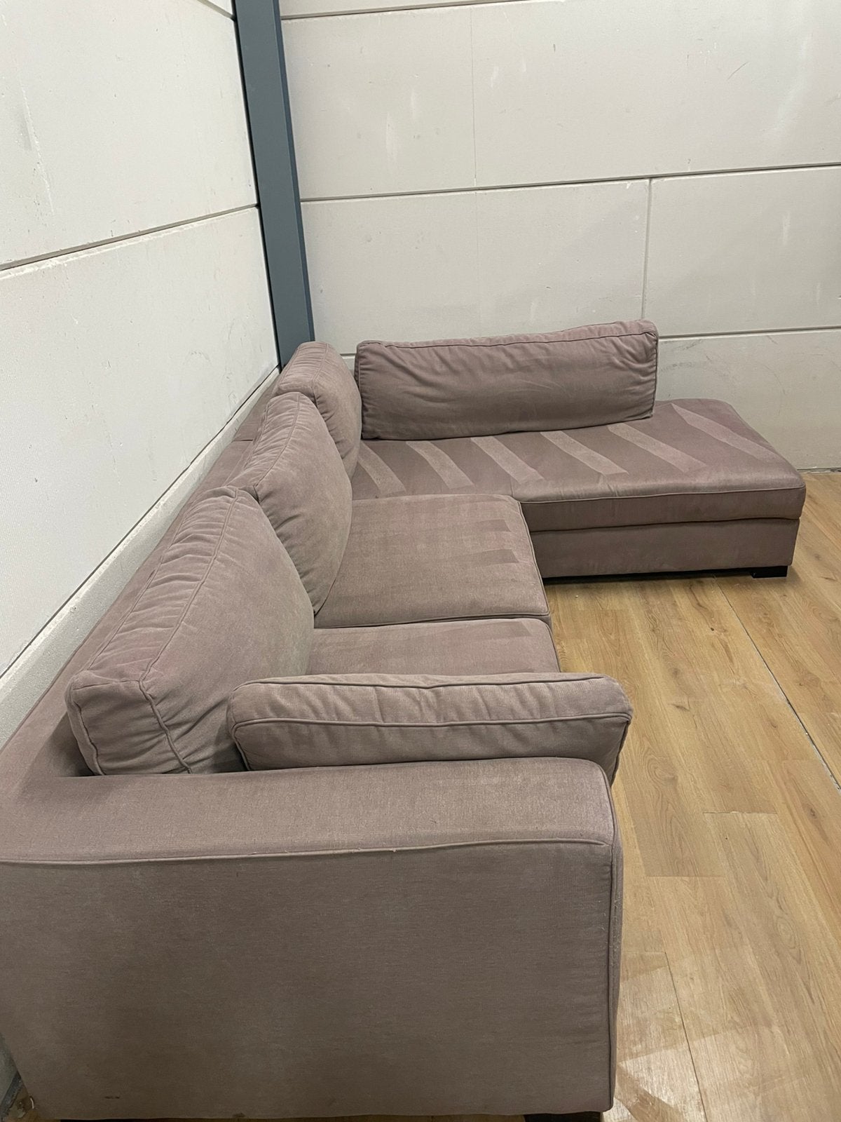 Mooie luxe grote suede taupe hoekbank - GEREINIGD!!!, Huis en Inrichting, Banken | Bankstellen, Ophalen, Luxe, Hoekbank, 300 cm of meer