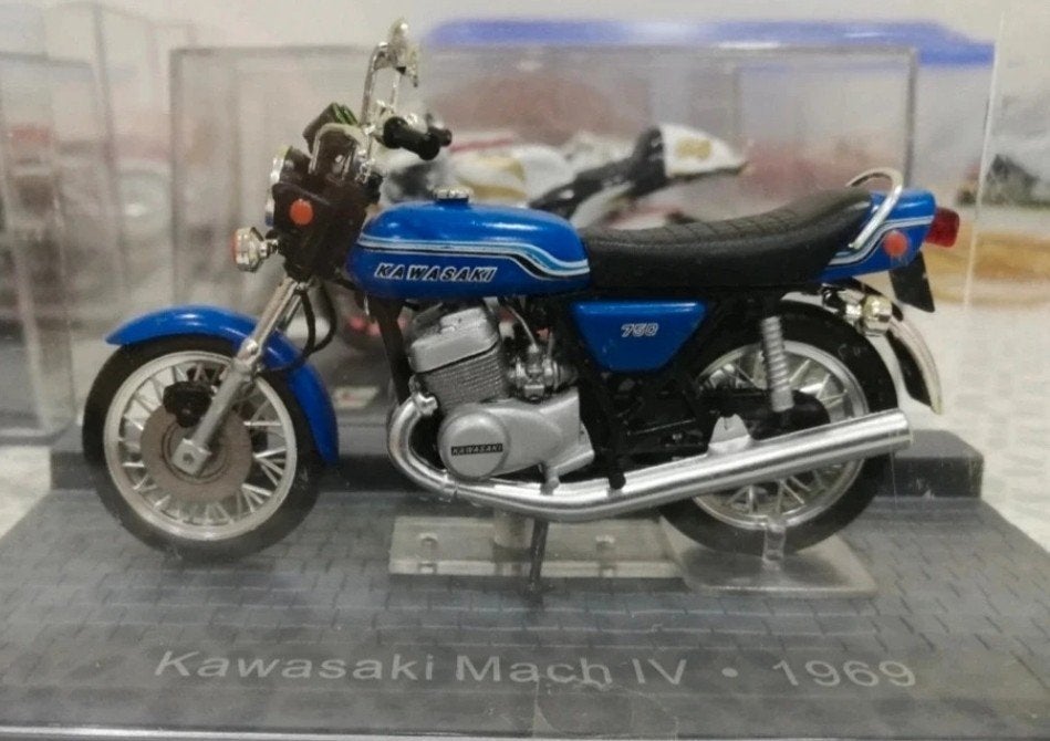 Kawasaki Mach IV 1969 1:24 in vitrinedoosje, Ophalen of Verzenden, Nieuw, Overige merken