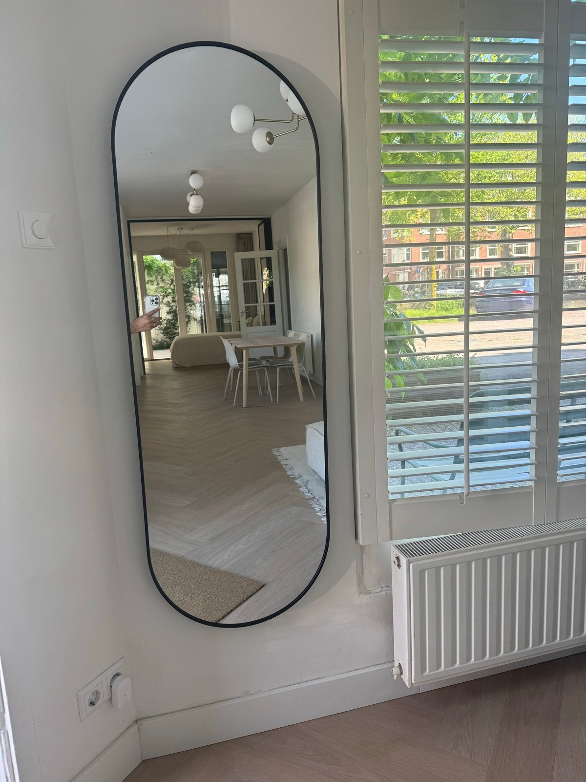 Grote ovale spiegel met zwarte rand, Huis en Inrichting, Woonaccessoires | Spiegels, Ophalen, Zo goed als nieuw, 50 tot 75 cm