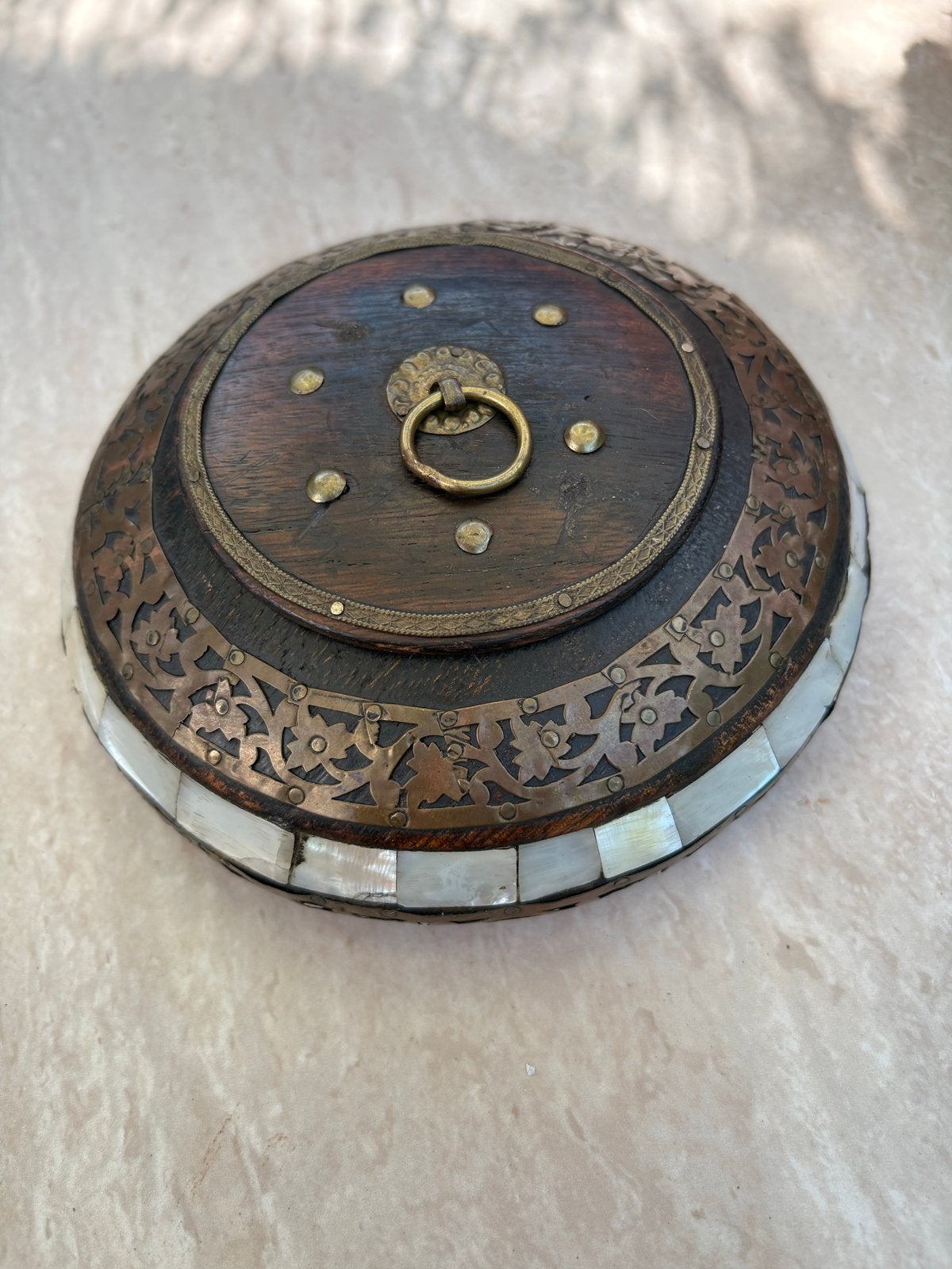 Antieke chapati opberg box uit india jaren 30 met parelmoer, Overige onderwerpen, Houtsnijwerk, Minder dan 20 cm, Ophalen of Verzenden