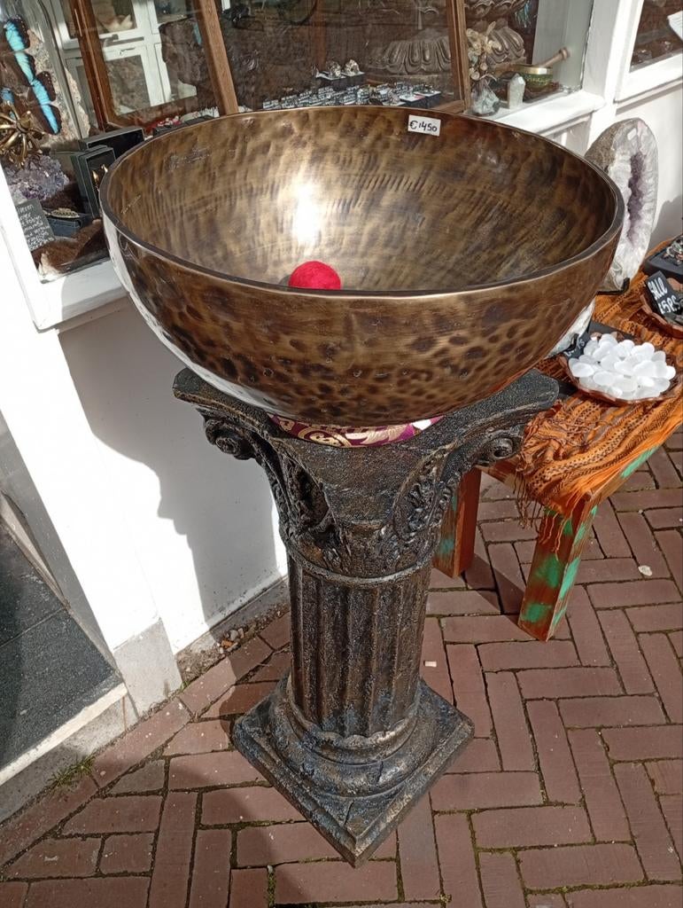 Grote klankschaal op zuil, Muziek en Instrumenten, Percussie, Ophalen of Verzenden, K, K, H