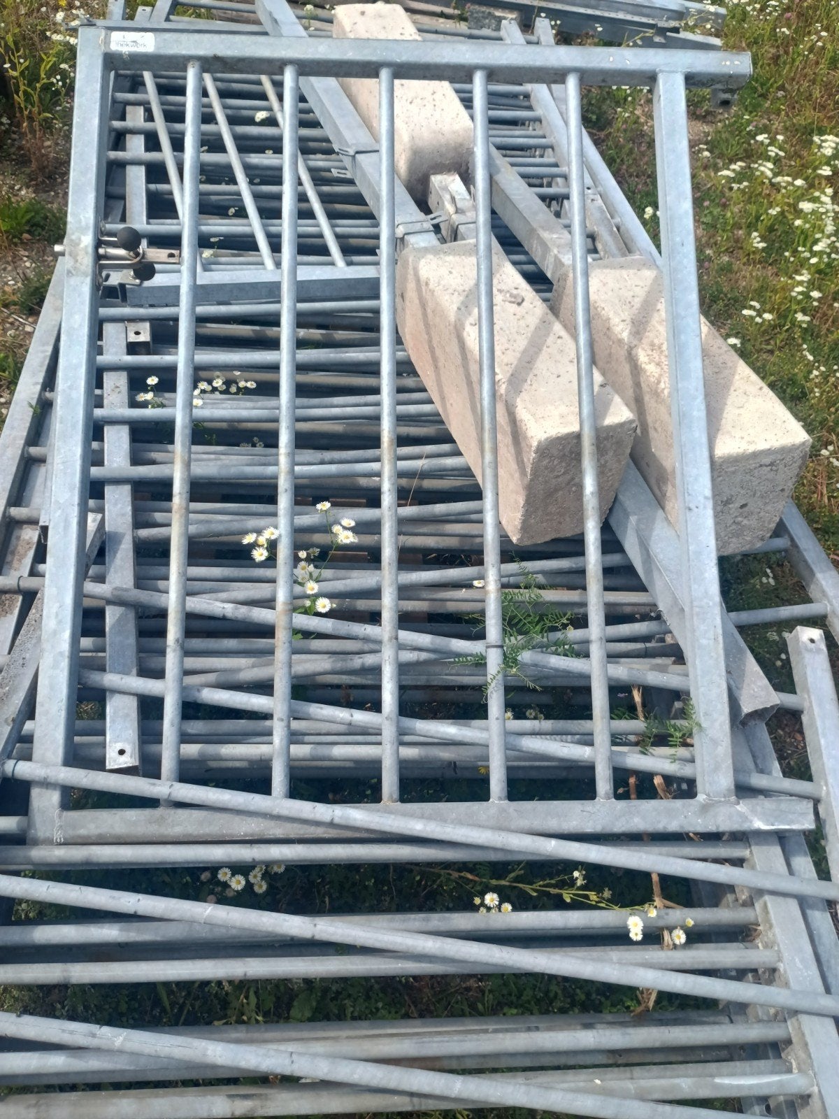 Hekwerk 31 meter lang (zwaar, thermisch verzinkt), Ophalen, Met poort, Spijlenhekwerk, Zo goed als nieuw