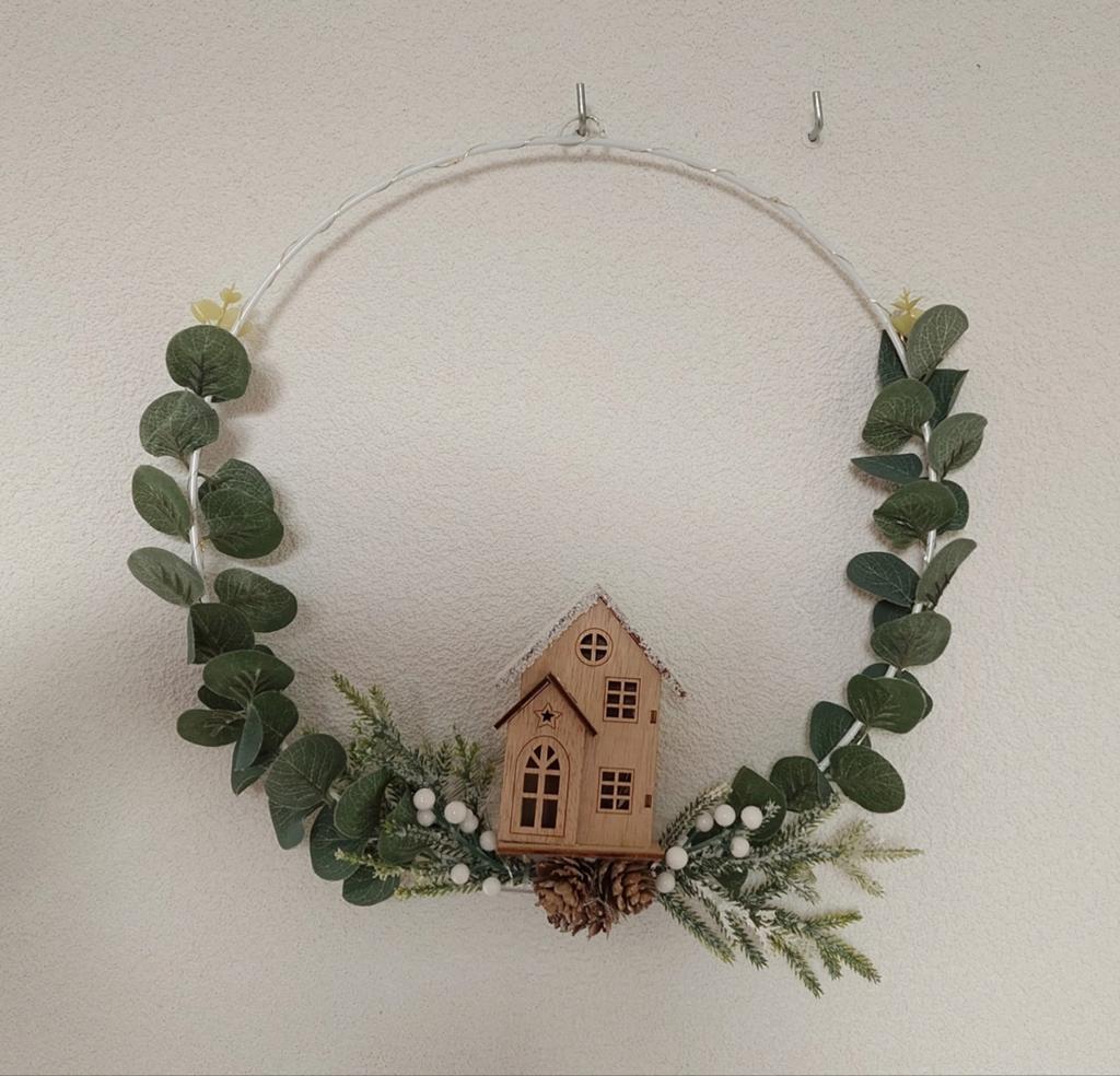 Krans 30cm kunst eucalyptus + huisje LED verlichting kerst, Huis en Inrichting, Woonaccessoires | Kransen, Ophalen of Verzenden