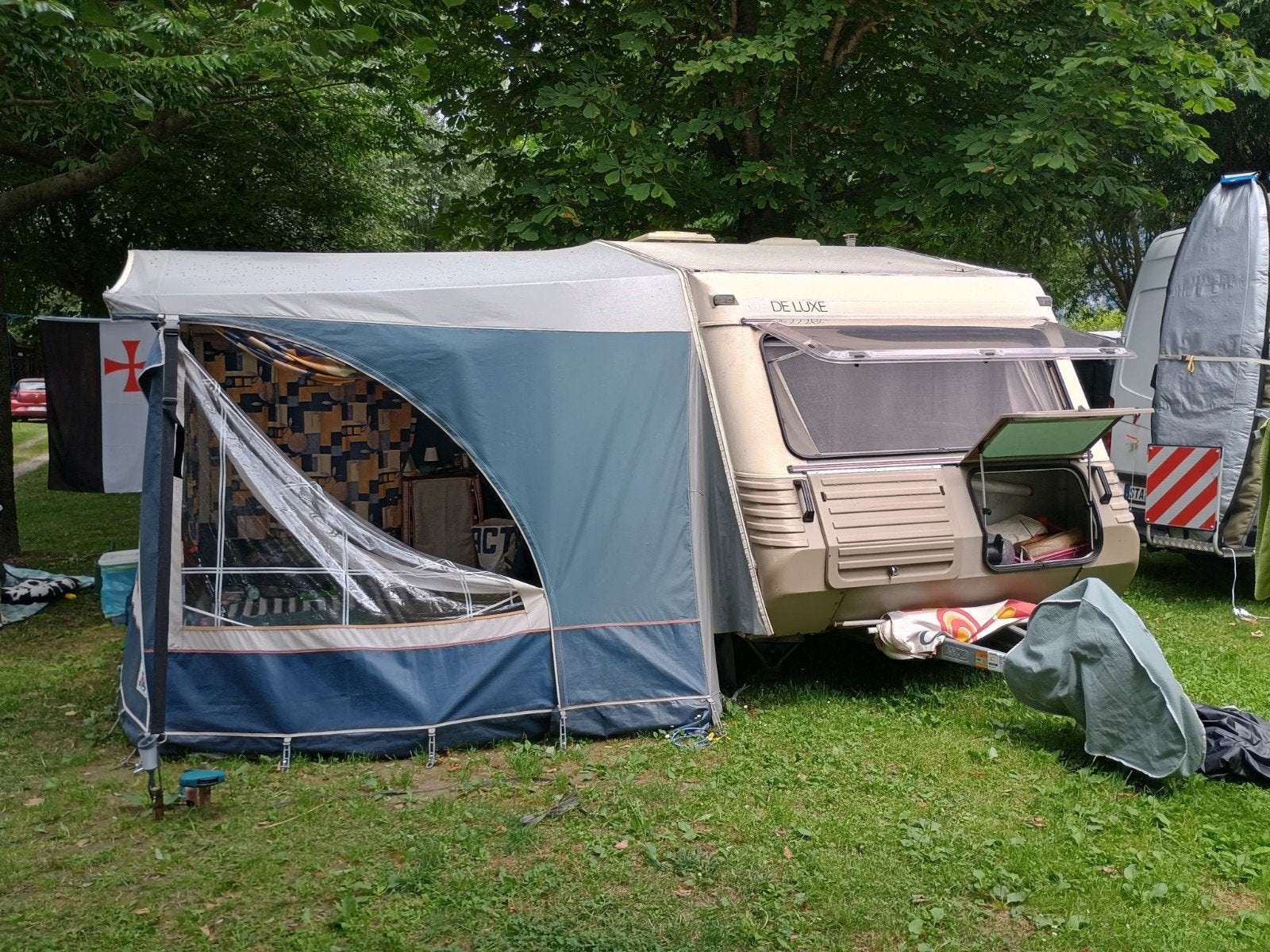 Kip de Luxe 40T caravan met voortent, Rondzit, Kip, Omvormbare zithoek, 750 - 1000 kg