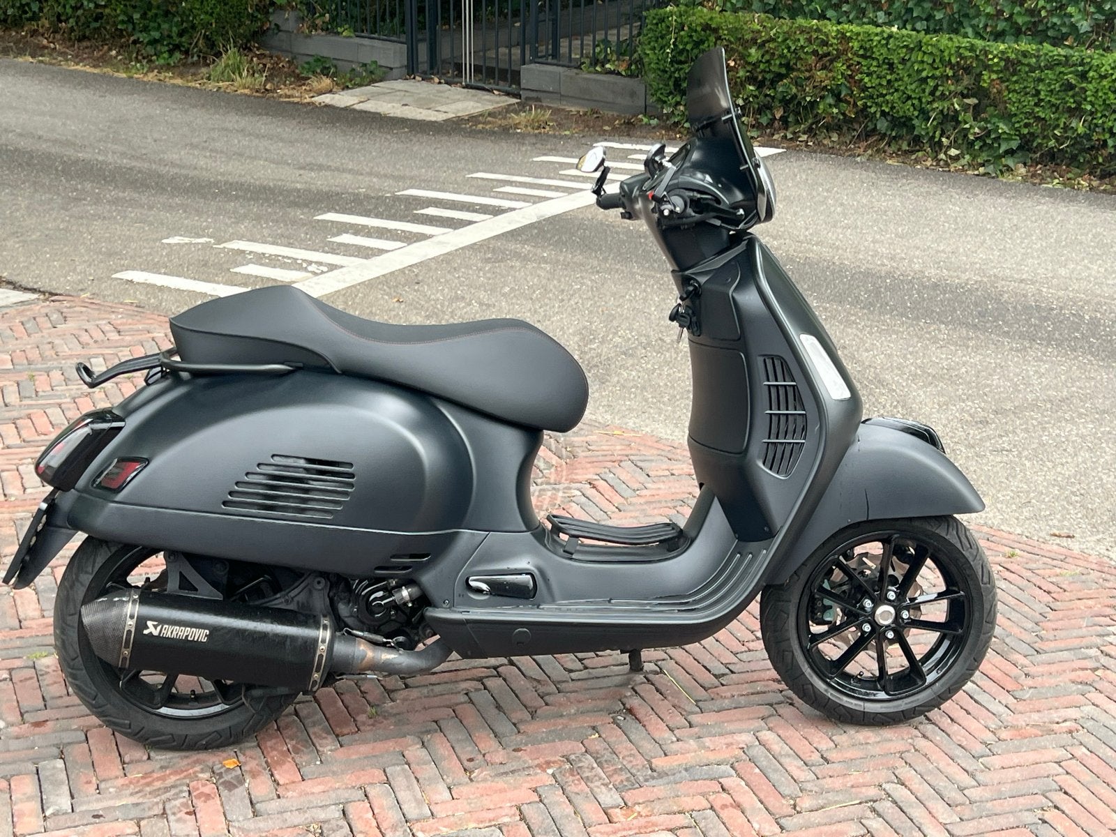 Vespa GTS 300 Mat Zwart - Akrapovic Uitlaat, Ophalen of Verzenden, Zo goed als nieuw, Benzine, Overige modellen