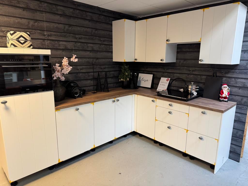 Landelijke witte gelakte hoekkeuken, Huis en Inrichting, Keuken | Complete keukens, Ophalen, Wit, Hoekkeuken, Nieuw