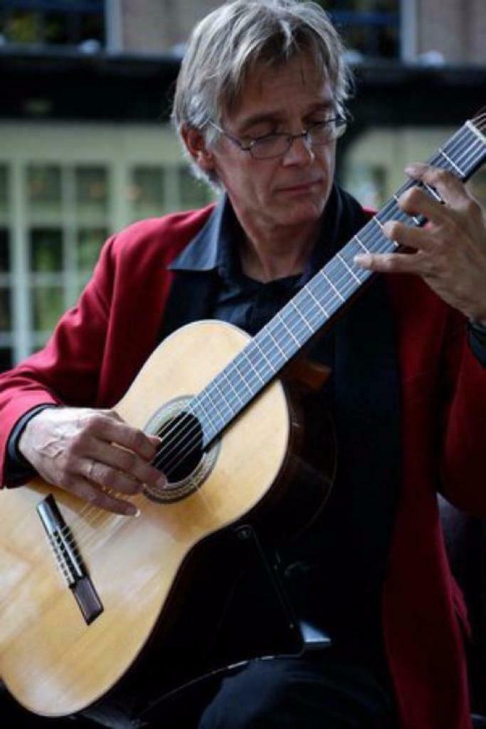 Gitarist: Klassiek-Flamenco-Latin /Jazz & Bossa Nova + zang