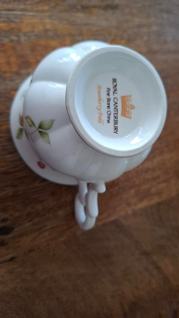 Royal Canterbury Kop en Schotel - Strawberry Hill, Antiek en Kunst, Antiek | Servies los, Ophalen of Verzenden
