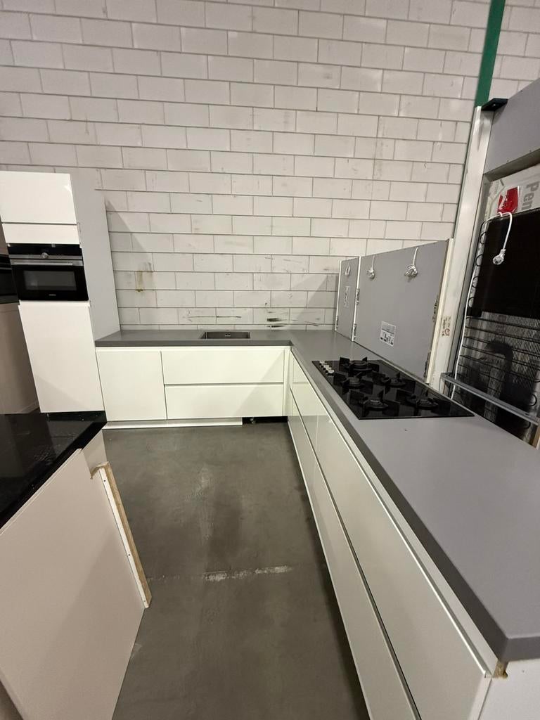 Moderne Hoogglans Witte Hoekkeuken + Apparatuur GEDEMOMTEERD, Ophalen of Verzenden, Wit, Composiet, Hoekkeuken