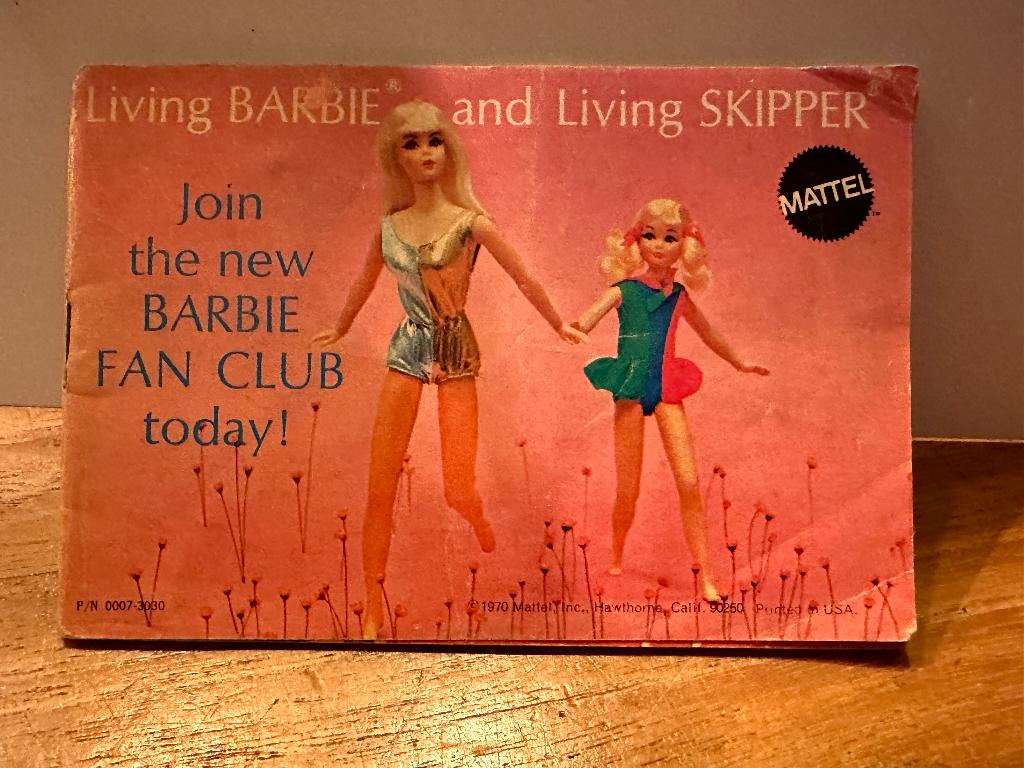 Uit 1970 folder van barbie en skipper fan club catalogus, Verzamelen, Poppen, Ophalen, Gebruikt, Accessoires