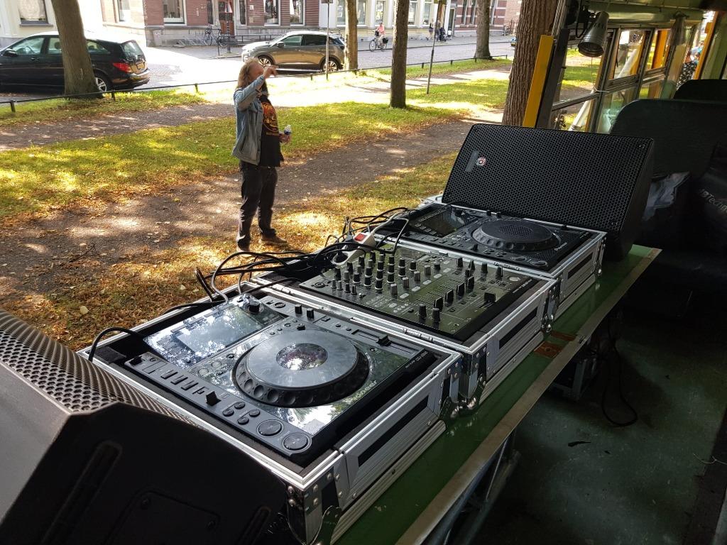 Foto 8 van foodtruck DJ-boot schoolbus te huur
