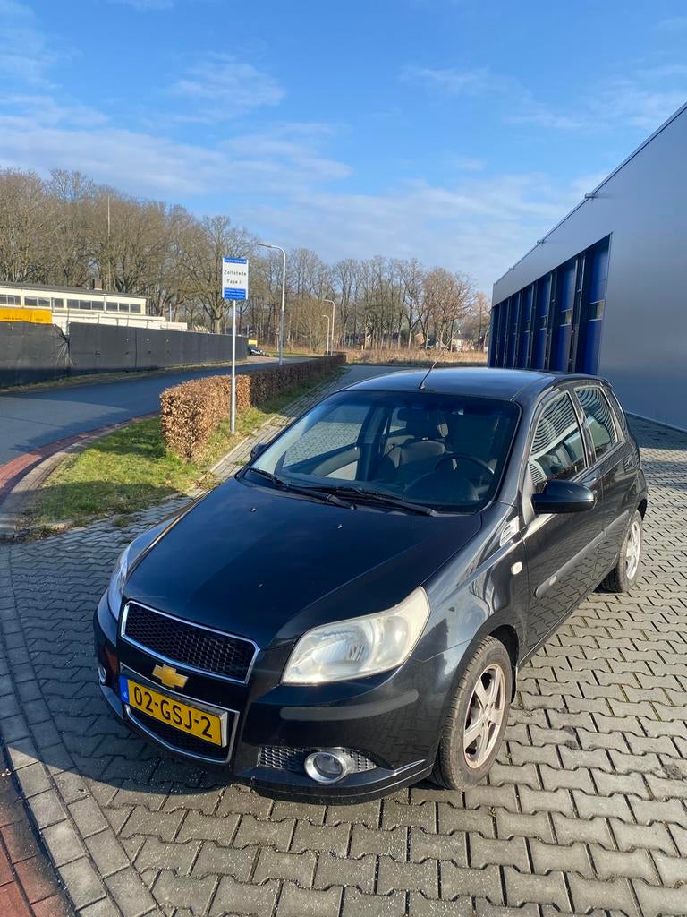 Chevrolet Aveo 1.4 16V LS 4D 2008 Zwart 175.000km nw apk, Auto's, Voorwielaandrijving, Stof, 40 €/maand, Aveo