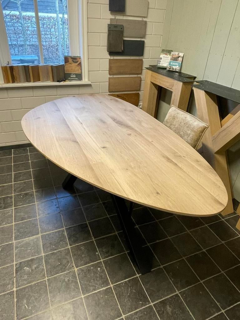 Foto 3 van Massief eiken eettafel kiezel vorm