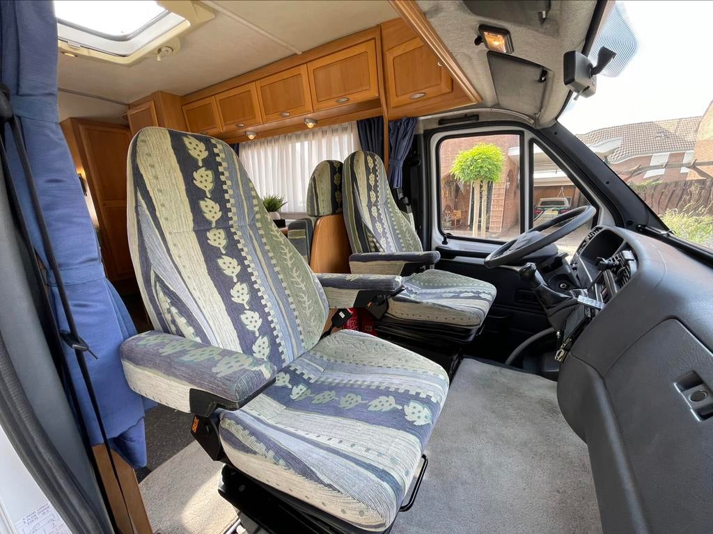 Te huur zeer nette complete camper met inventaris,airco 4p