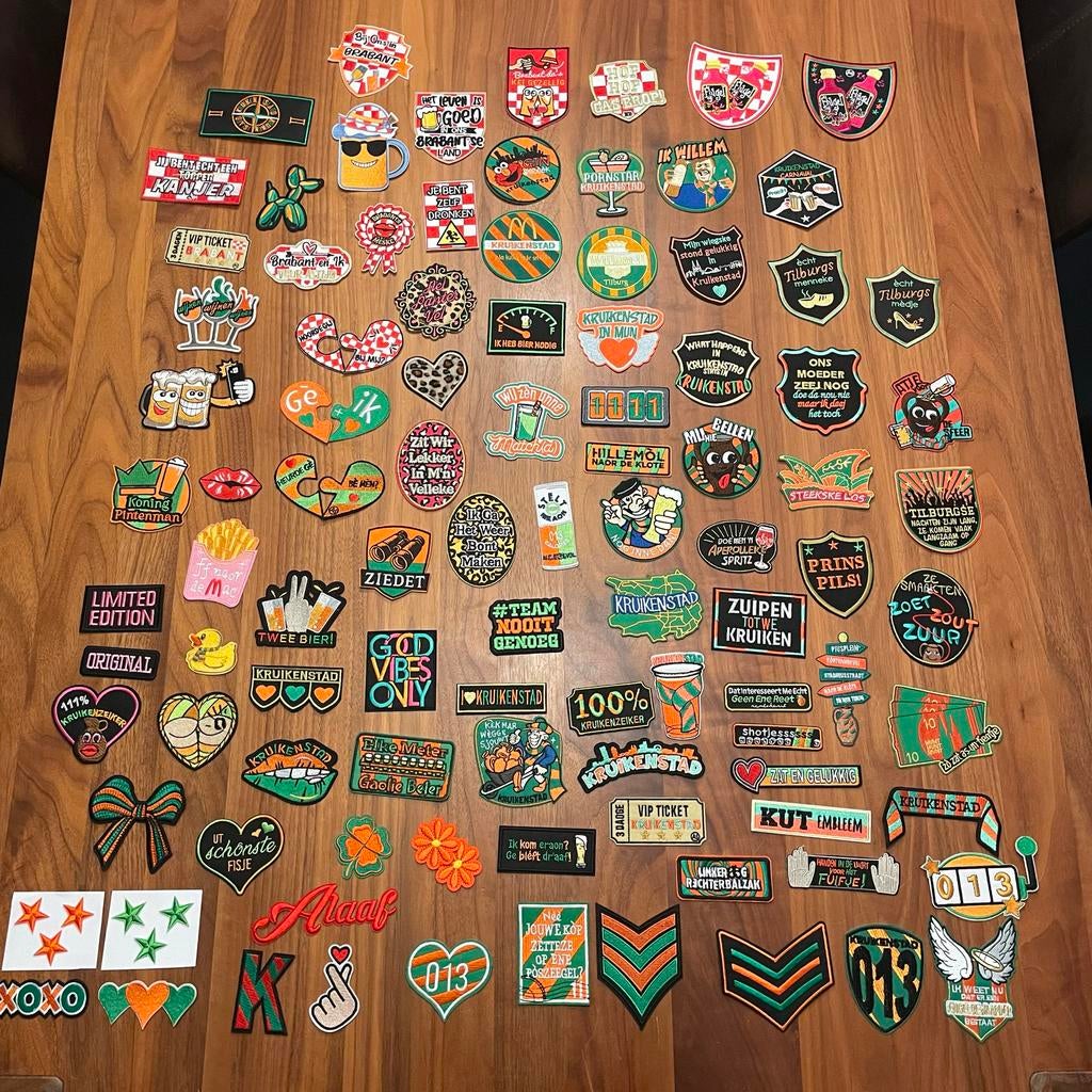 Carnavals emblemen - 9 halen = 8 betalen!, Ophalen of Verzenden, Nieuw, Carnaval, Accessoires