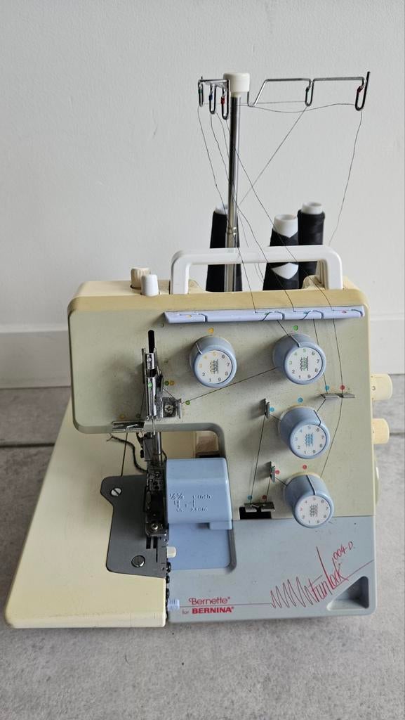 Lockmachine Bernette/Bernina, Hobby en Vrije tijd, Naaimachines en Toebehoren, Ophalen of Verzenden, Lockmachine, Bernina