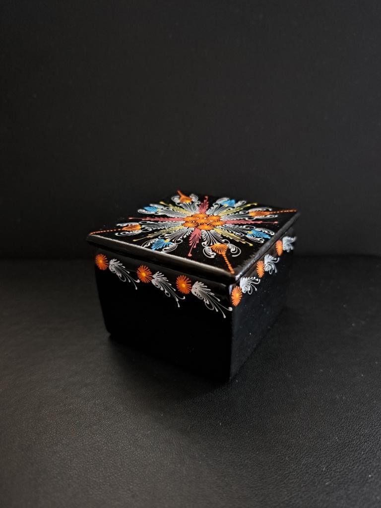 Lakdoosje met handgeschilderd bloemmotief, Antiek en Kunst, Curiosa en Brocante, Ophalen of Verzenden