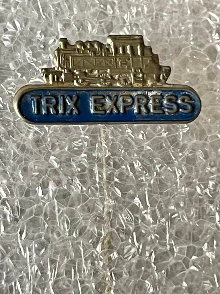 Vier Trix Express Speldjes - Locomotief, Ophalen of Verzenden, Gebruikt, Transport, Speldje of Pin
