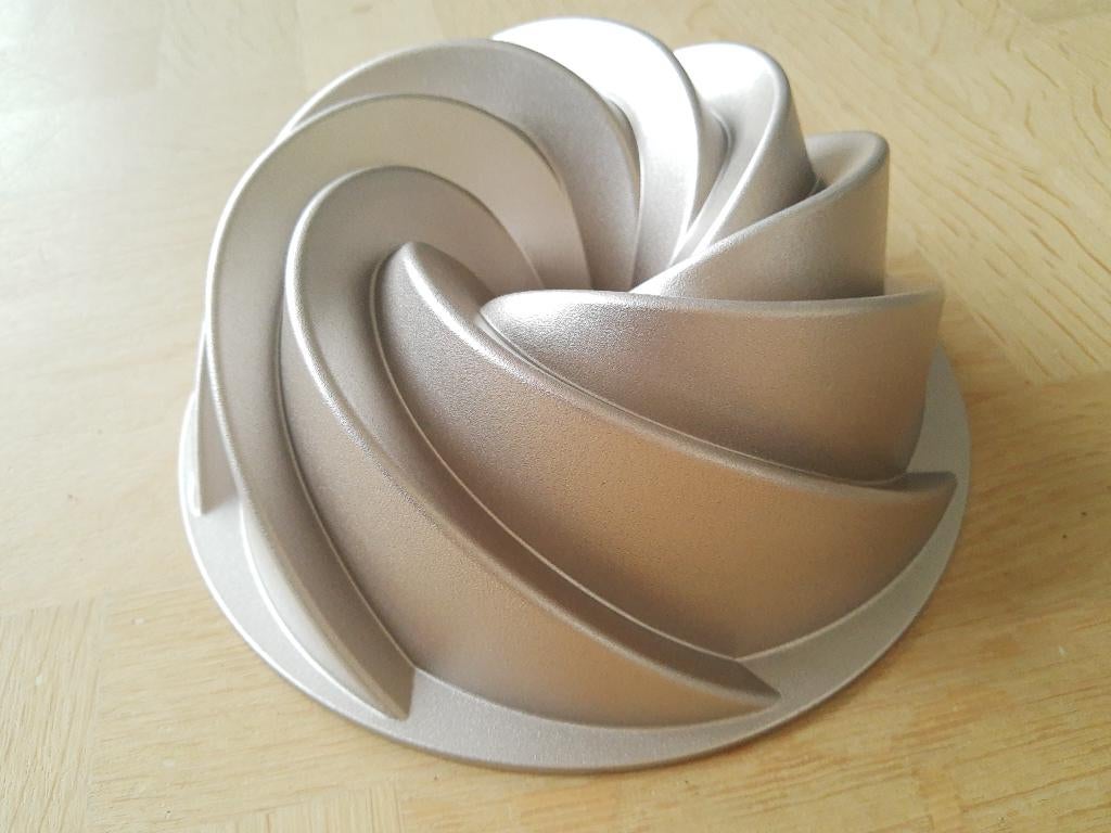 Nieuw! Hema gietaluminium tulband vorm bakvorm 1,9L 24cm, Ophalen of Verzenden, Nieuw, Taarten, Bakvorm