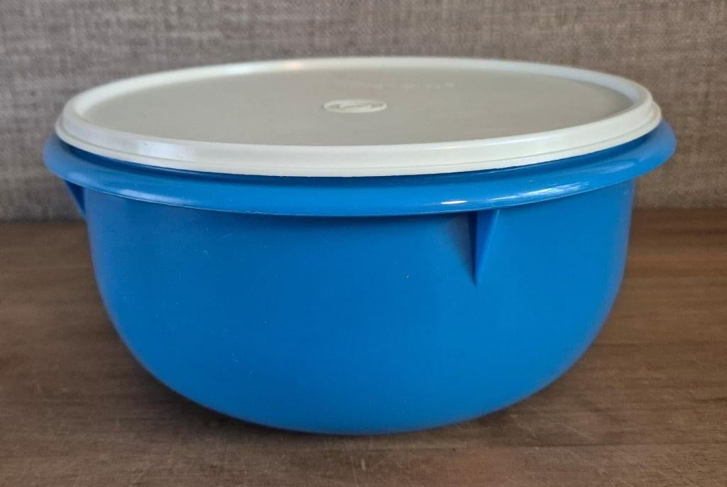 Tupperware Mixkom mengkom 2L Blauw met wit deksel, Ophalen of Verzenden, Zo goed als nieuw, Blauw, Bak of Kom