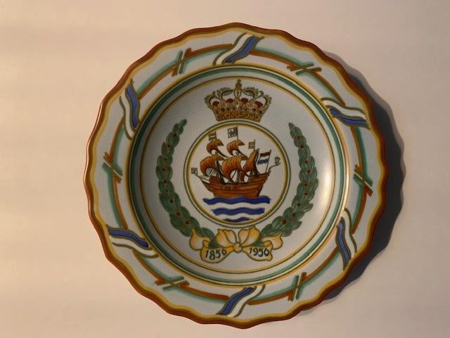 Plateelbord 100 jaar KNSM, Verzamelen, Scheepvaart, Ophalen, Zo goed als nieuw, Motorboot of Zeilboot, Gebruiksvoorwerp