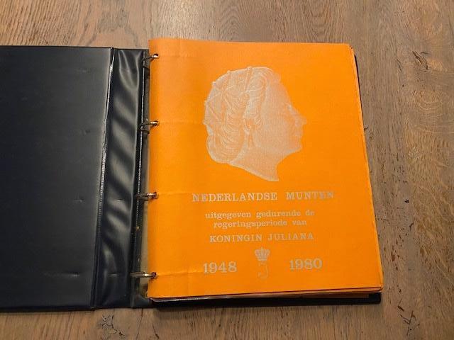 Map met Nederlandse munten Juliana 1948-1980, Postzegels en Munten, Munten | Nederland, Ophalen, Koningin Juliana, Zilver, Overige waardes