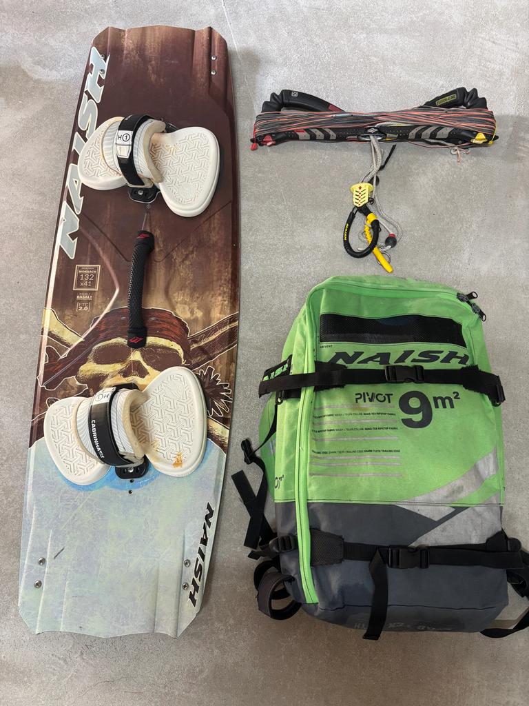 Naish Pivot 9m + Naish Monarch 132x41 + Naish Bar, Watersport en Boten, Kitesurfen, Ophalen, Gebruikt, Kitesurf-set, Twintip