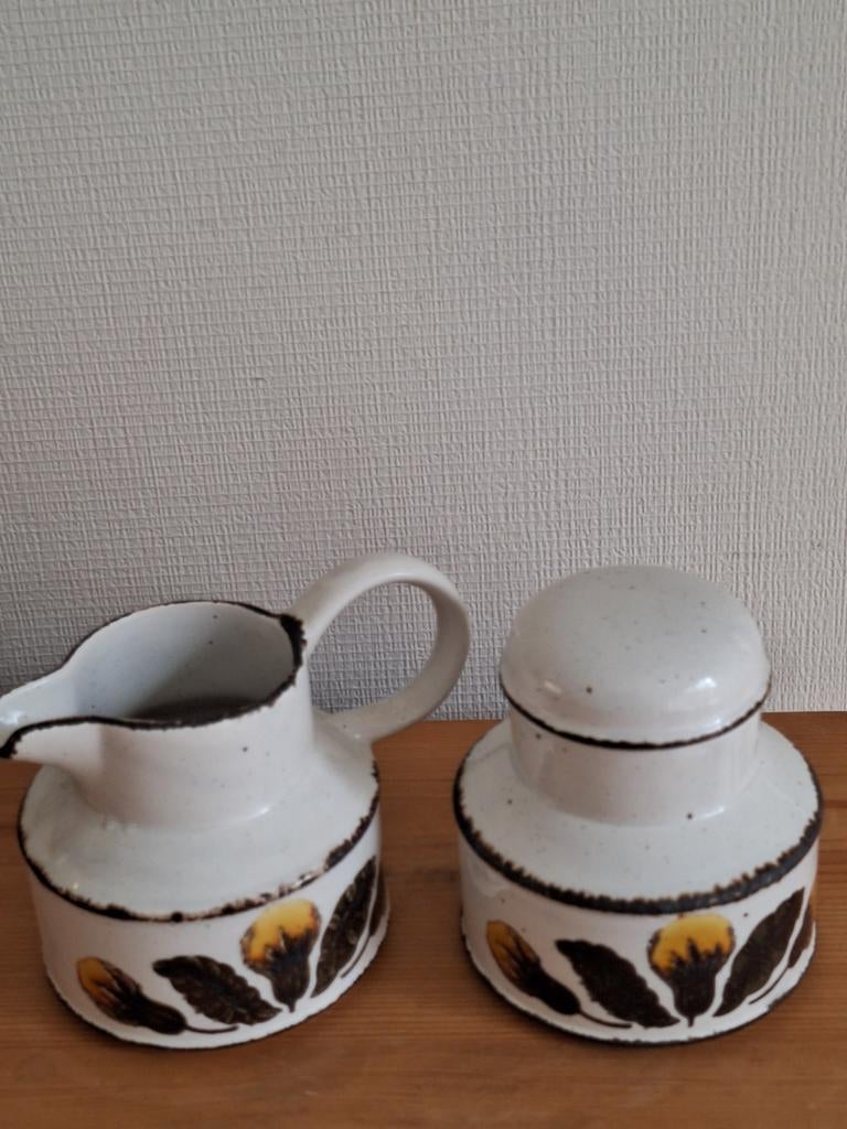 Midwinter suiker en melkkannetje, Ophalen of Verzenden, Aardewerk, Overige stijlen, Overige typen