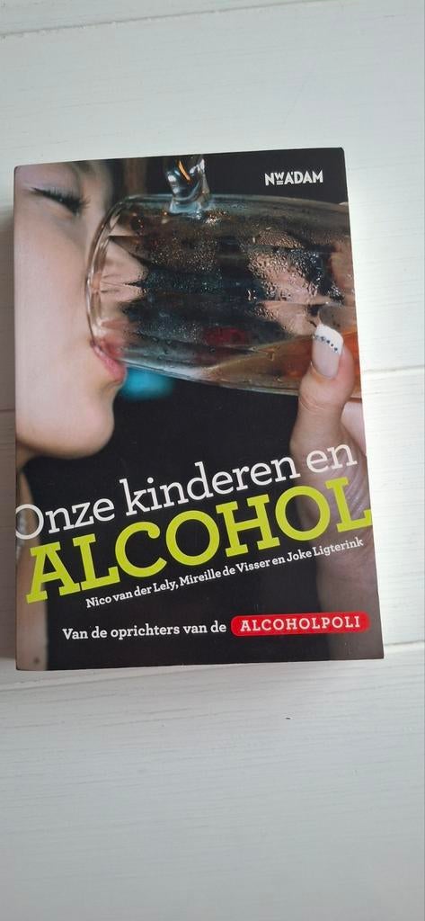 Nico van der Lely - Onze kinderen en alcohol, Ophalen of Verzenden, Zo goed als nieuw, Nederland, Nico van der Lely; Mireille de Visser; Joke Ligterink