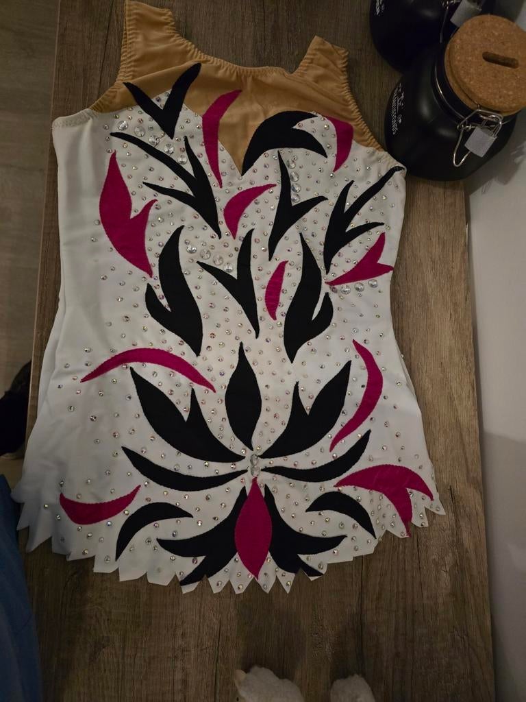 Mooi twirlpakje met strass steentjes, Ophalen, Zo goed als nieuw