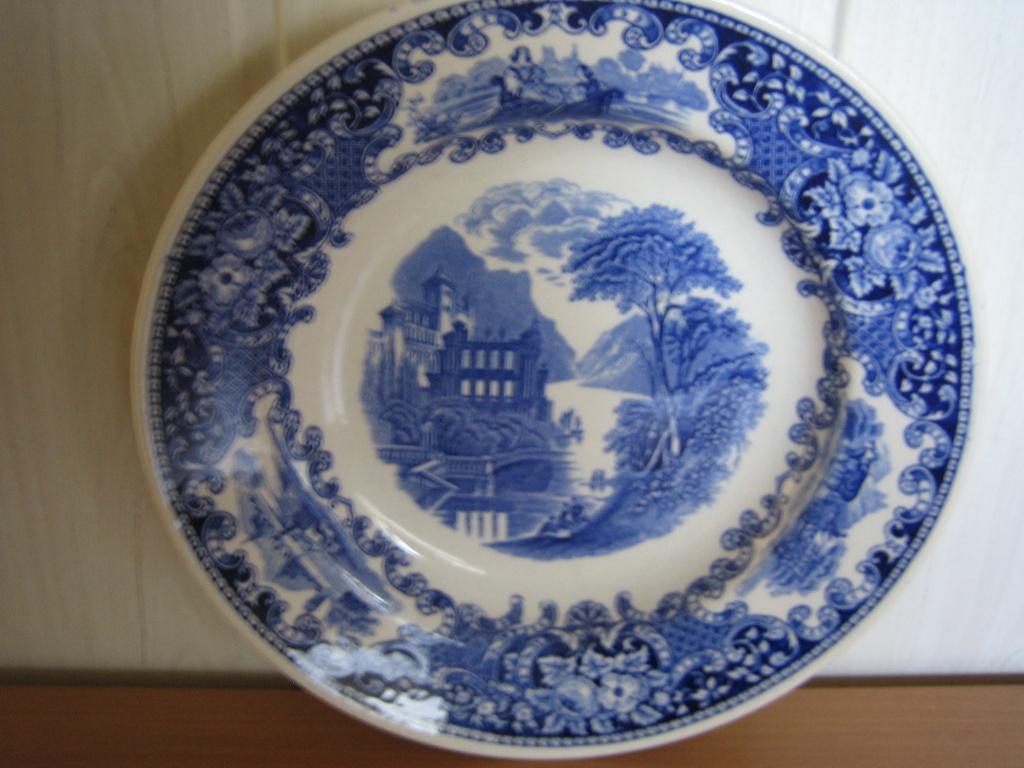 Petrus Regout bord "Castillo", Antiek en Kunst, Ophalen