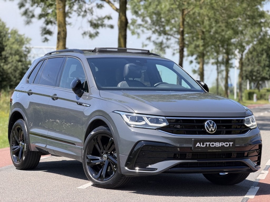 Volkswagen Tiguan R-Line 1.5 TSI Pano IQ Light ACC Trekhaak, Automaat, 4 cilinders, LED verlichting, Leder en Stof