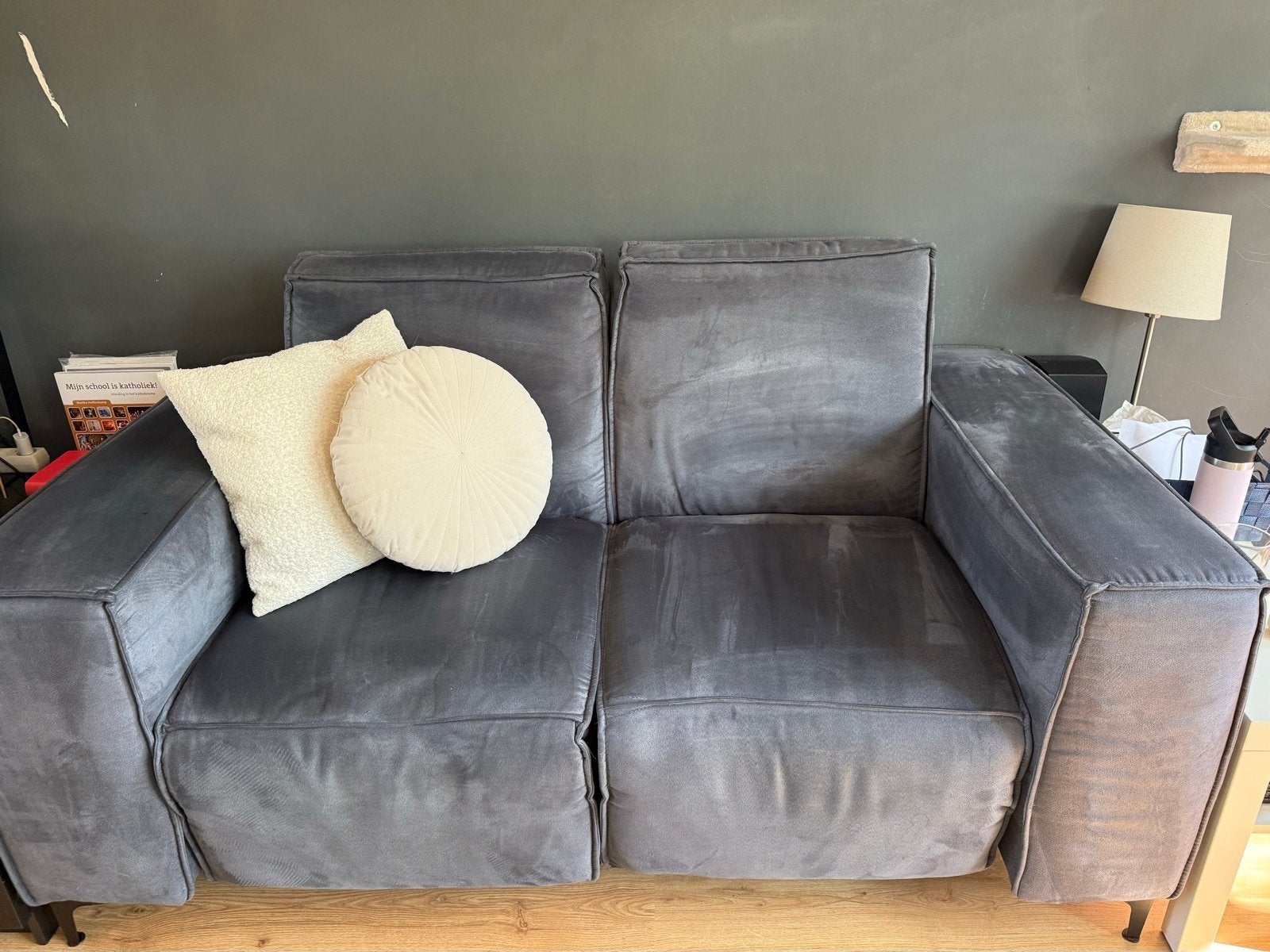 Comfortabele grijze tweepersoonsbank met relaxfunctie, Ophalen, Gebruikt, 100 tot 125 cm, 150 tot 200 cm