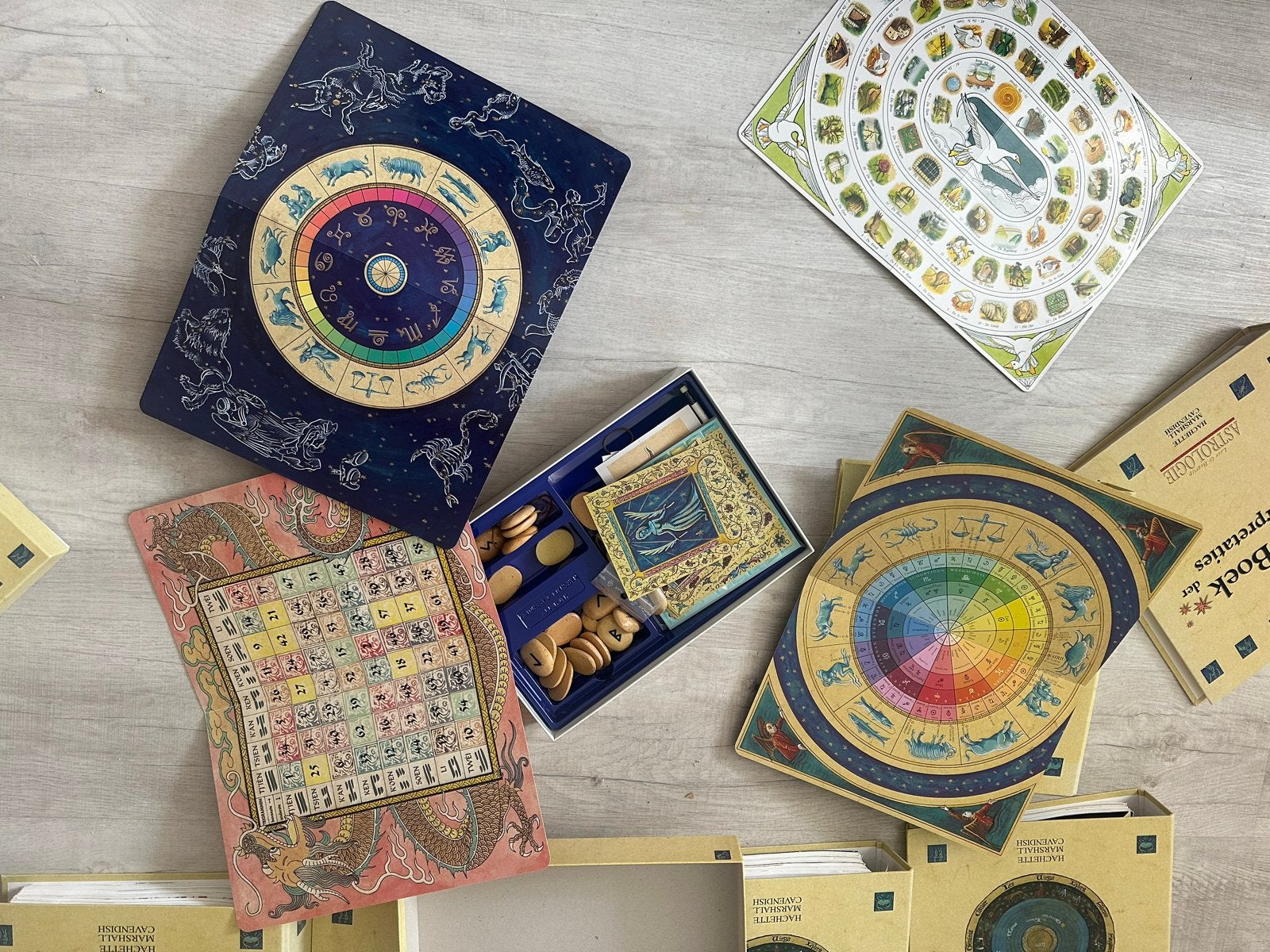 Complete set astrologie: 6 mappen en 2 dozen met inhoud, Boeken, Ophalen, Zo goed als nieuw, Astrologie, Achtergrond en Informatie