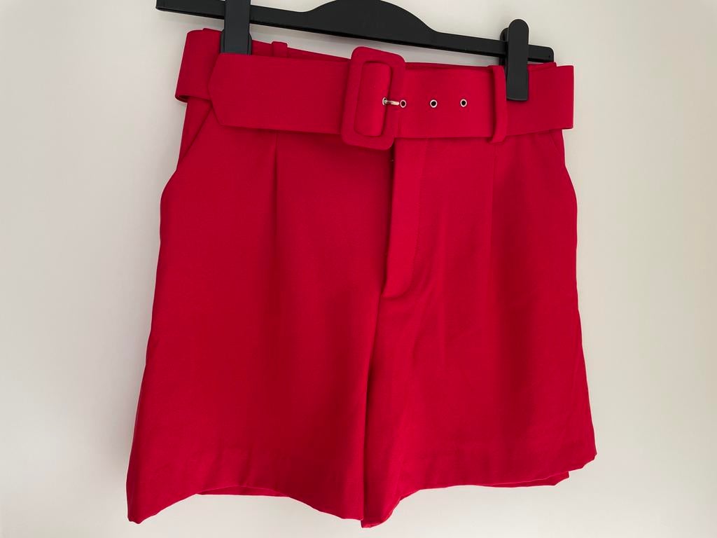 Rode shorts/ korte broek met bijpassende riem van Zara mt S, Kort, Ophalen of Verzenden, Zo goed als nieuw, Maat 36 (S)