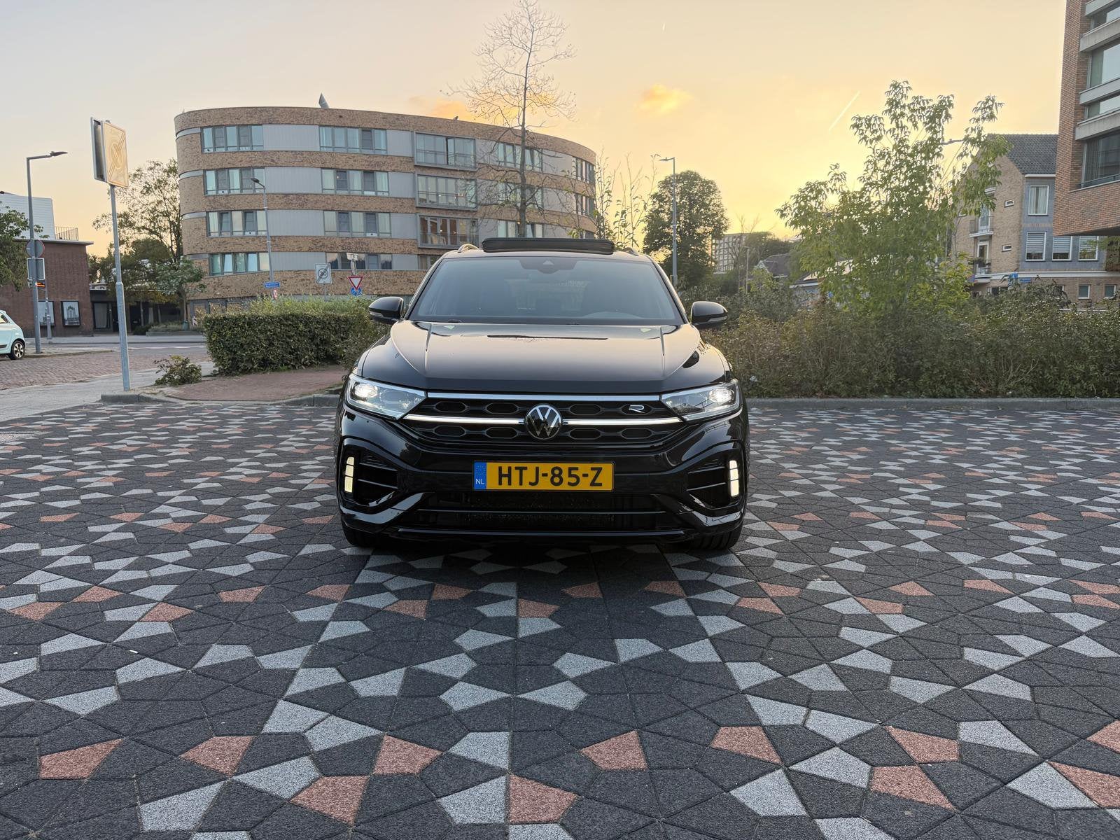 Volkswagen T-Roc 2.0 TSI 300pk 4Motion 7-DSG 2022  Akra, Auto's, Volkswagen, Automaat, 4 cilinders, 1984 cc, Zwart