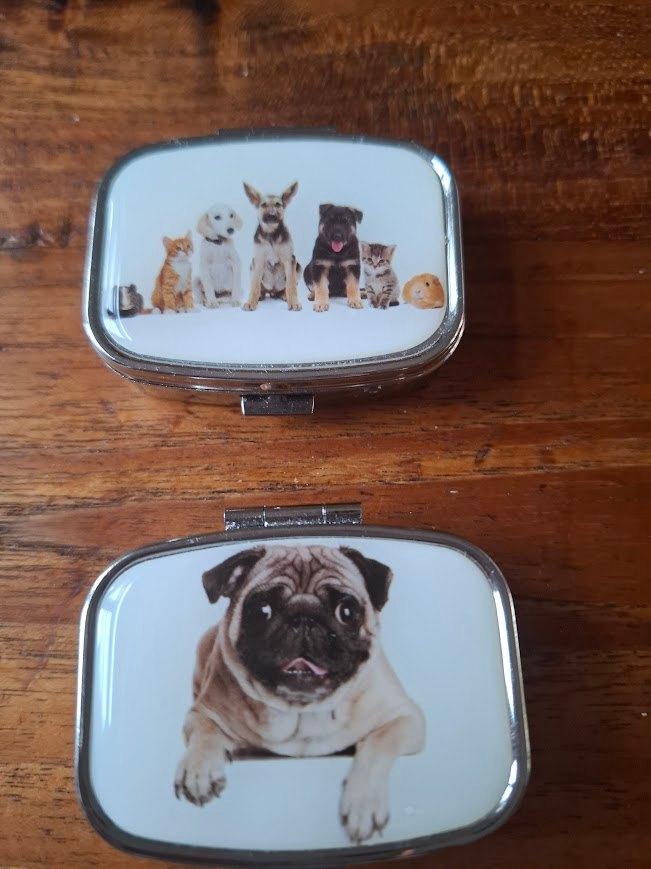 pillendoosje met opdruk van een hond, Ophalen of Verzenden