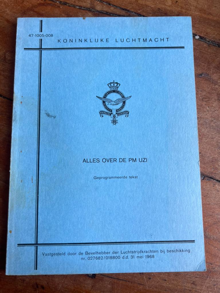 Nederlands voorschrift Uzi 9mm pistoolmitrailleur KLU, Verzamelen, Militaria | Algemeen, Ophalen of Verzenden, Nederland, Embleem of Badge
